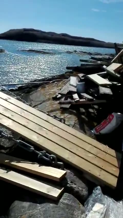 Ferdig trebrygge i skjærgården
