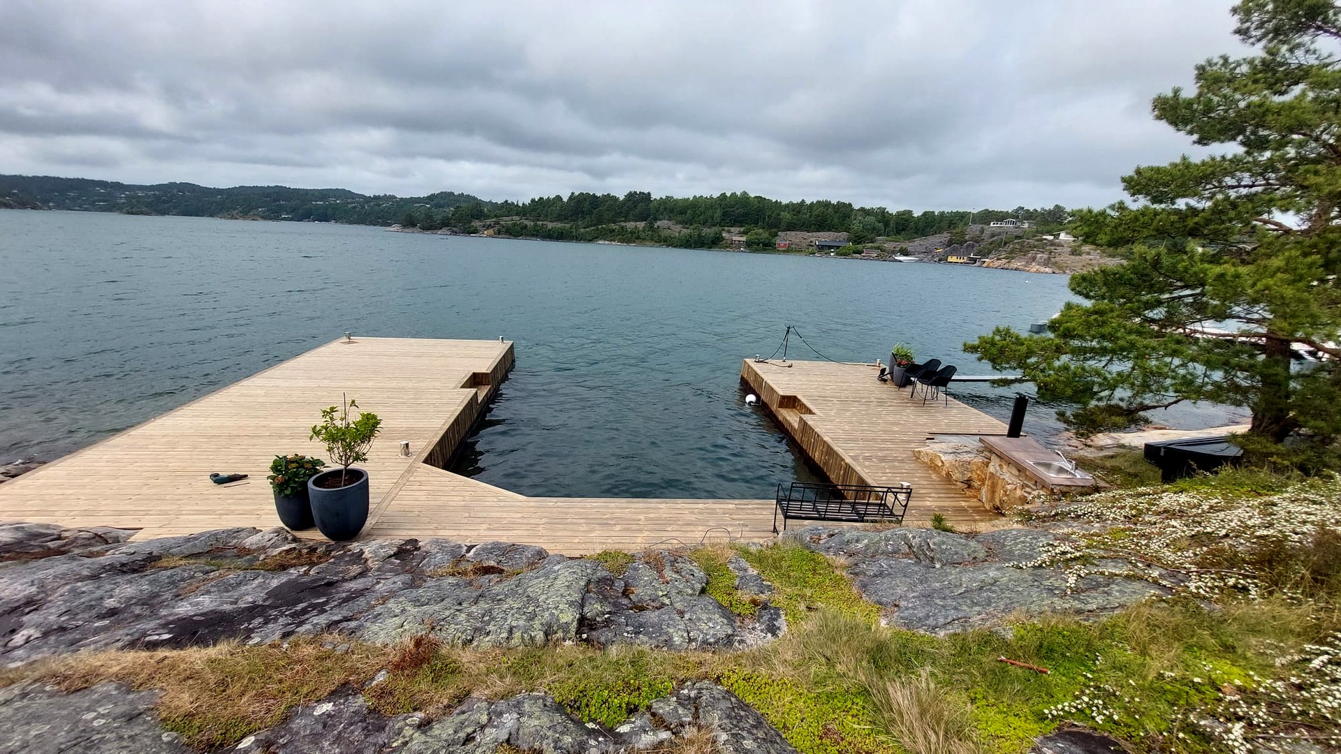 Eksklusiv trebrygge i skjærgården med to brygger og svaberg
