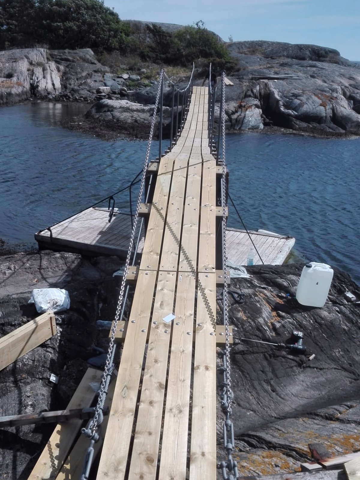 Hengebro i tre mellom to holmer i skjærgården
